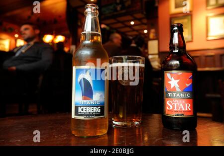 John Hewitt Bar, 51 Donegall St., in Belfast, Großbritannien im März 2012. Benannt nach dem Dichter, Sozialisten und Freeman von Belfast, der 1983 das Belfast Unemployed Resource Centre gründete. Die Bar wurde im dezember 1999 eröffnet und befindet sich in Privatbesitz von The Resource. Auf dem Markt, die neuen Titanic Biere. Stockfoto