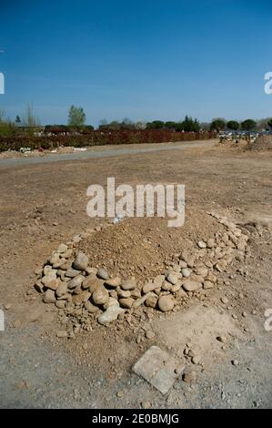 Das Grab von Mohamed Merah nach der Beerdigung auf dem Friedhof Cornebarrieu im Südwesten von Toulouse, Frankreich, am 29. März 2012. Die Beerdigung von Merah wurde verzögert, nachdem Algerien die Leichnam wegen Sicherheitsbedenken und anfänglicher Zurückhaltung seitens der Stadtbehörden von Toulouse für die Beerdigung in der Stadt, in der der Schütze seine Angriffe begangen hatte, nicht angenommen hatte. Merah, 23, tötete sieben Menschen, drei jüdische Kinder und einen Lehrer und drei französische Fallschirmjäger, Anfang dieses Monats im Südwesten Frankreichs, bevor sie von der Polizei nach einer 3 erschossen wurde Stockfoto