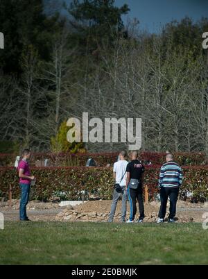 Das Grab von Mohamed Merah nach der Beerdigung auf dem Friedhof Cornebarrieu im Südwesten von Toulouse, Frankreich, am 29. März 2012. Die Beerdigung von Merah wurde verzögert, nachdem Algerien die Leichnam wegen Sicherheitsbedenken und anfänglicher Zurückhaltung seitens der Stadtbehörden von Toulouse für die Beerdigung in der Stadt, in der der Schütze seine Angriffe begangen hatte, nicht angenommen hatte. Merah, 23, tötete sieben Menschen, drei jüdische Kinder und einen Lehrer und drei französische Fallschirmjäger, Anfang dieses Monats im Südwesten Frankreichs, bevor sie von der Polizei nach einer 3 erschossen wurde Stockfoto