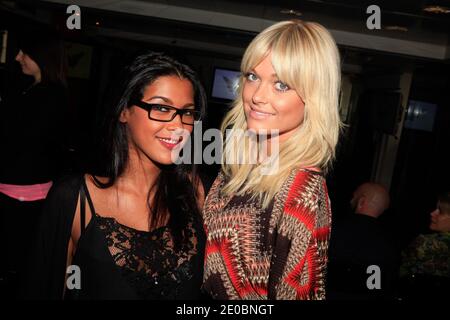 Ayem Nour et Caroline Receveur bei der Fotokonferenz für die Pressekonferenz der NRJ 12 Reality TV Show "Les Anges de la telealite 4 - Club Hawai", die am 30. März 2012 in Paris, Frankreich, im Büro der NRJ Group stattfand. Foto von ABACAPRESS.COM Stockfoto