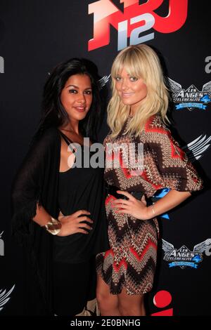 Ayem Nour et Caroline Receveur bei der Fotokonferenz für die Pressekonferenz der NRJ 12 Reality TV Show "Les Anges de la telealite 4 - Club Hawai", die am 30. März 2012 in Paris, Frankreich, im Büro der NRJ Group stattfand. Foto von ABACAPRESS.COM Stockfoto