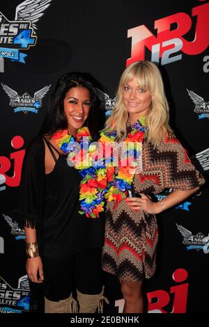 Ayem Nour et Caroline Receveur bei der Fotokonferenz für die Pressekonferenz der NRJ 12 Reality TV Show "Les Anges de la telealite 4 - Club Hawai", die am 30. März 2012 in Paris, Frankreich, im Büro der NRJ Group stattfand. Foto von ABACAPRESS.COM Stockfoto