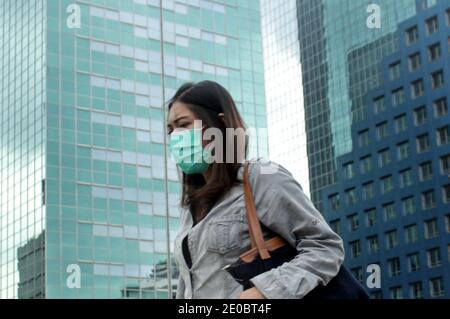 Mitarbeiterspaziergängen im zentralen Geschäftsviertel von Jakarta, Indonesien, 11. Dezember 2020. Die Asia Development Bank hat die indonesische Ekonom korrigiert Stockfoto