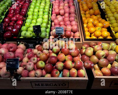 Vielfalt an Äpfeln und Orangen in Kisten auf dem Stadtmarkt. Gesunde Lebensmittel, die gut zu konsumieren in Ihrer täglichen Ernährung. Stockfoto