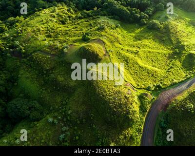 KED Ra Ngchemiangel, Kamyangel Terrassen, einfach 'KED' oder 'Terrasse', Alter von Menschenhand geschaffener terrassenförmiger Hügel, Insel Babeldaob, Palau, Mikronesien, Ozeanien Stockfoto