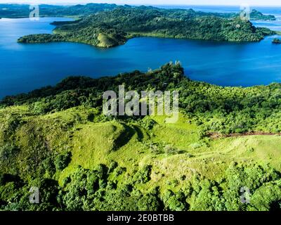 Pazifischer Ozean und lokale Ruine namens KED, auch Terrasse, ist geformte Landform von Hügel, Aimeliik, Insel Babeldaob, Palau, Mikronesien, Ozeanien Stockfoto