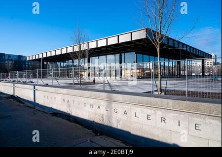 Berlin, Deutschland. Dezember 2020. Die Neue Nationalgalerie ist seit vier Jahren wegen Renovierungsarbeiten geschlossen. Quelle: Christophe Gateau/dpa/Alamy Live News Stockfoto