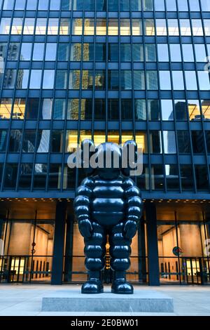 New York City - 14. November 2020: What Party Statue von KAWS in plaza by Seagram Building. Stockfoto