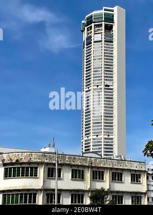 Das 66-stöckige Gebäude des Komtar Tower dominiert die Skyline der Georgetown City, Penang. Es ist das höchste Gebäude auf Penang Island. Stockfoto