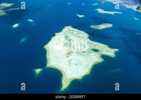 Luftaufnahme des Korallenriffs, über den Kanal zwischen Koror und der Insel Babldaob, Koror, Palau, Mikronesien, Ozeanien Stockfoto