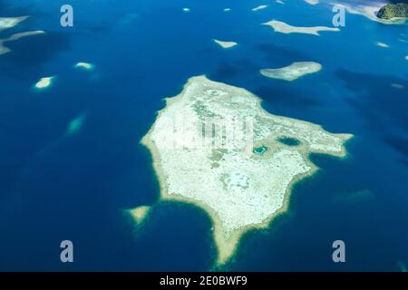Luftaufnahme des Korallenriffs, über den Kanal zwischen Koror und der Insel Babldaob, Koror, Palau, Mikronesien, Ozeanien Stockfoto