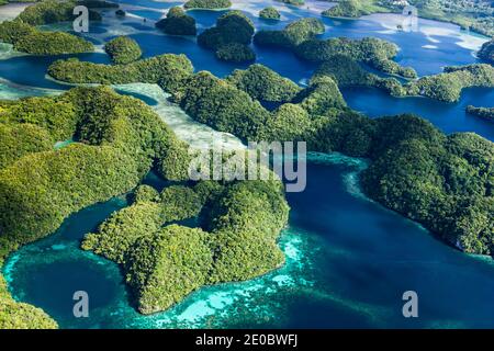 Luftaufnahme der Felseninseln, Archipel über dem Binnenmeer der Insel Koror, Nikko Bucht, Koror, Palau, Mikronesien, Ozeanien Stockfoto