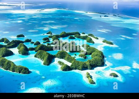 Luftaufnahme von Seventy Islands, The Rock Islands, über Archipel von Ngerukewid (Ngerukeuid) Insel, Koror, Palau, Mikronesien, Ozeanien Stockfoto