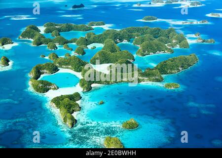 Luftaufnahme von Seventy Islands, The Rock Islands, über Archipel von Ngerukewid (Ngerukeuid) Insel, Koror, Palau, Mikronesien, Ozeanien Stockfoto