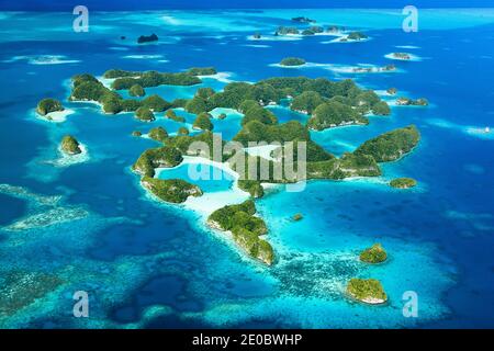 Luftaufnahme von Seventy Islands, The Rock Islands, über Archipel von Ngerukewid (Ngerukeuid) Insel, Koror, Palau, Mikronesien, Ozeanien Stockfoto