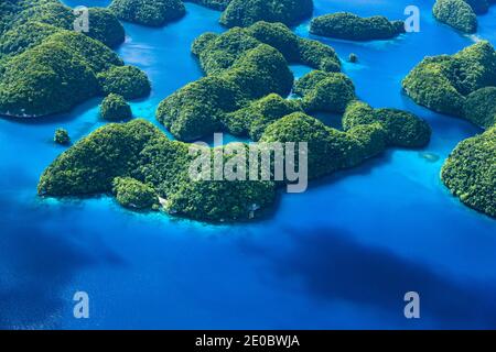 Luftaufnahme der Felseninseln, Inselgruppe über Ngeruktabel, Koror, Palau, Mikronesien, Ozeanien Stockfoto