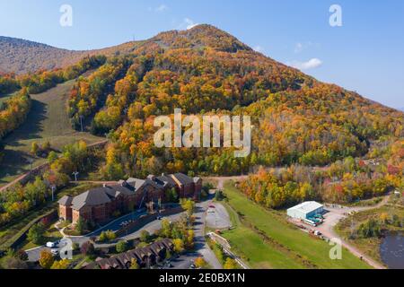 Farbenfroher Hunter Ski Mountain im Upstate New York während der Herbsthitze. Stockfoto