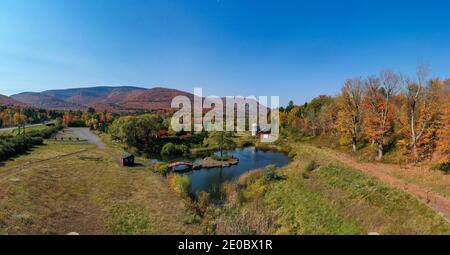 Idyllische Farm im Bundesstaat New York während der Herbsthochzeit. Stockfoto