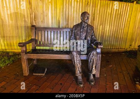 England, East Sussex, Burwash, die sitzende Statue von Rudyard Kipling in der Burwash High Street Stockfoto