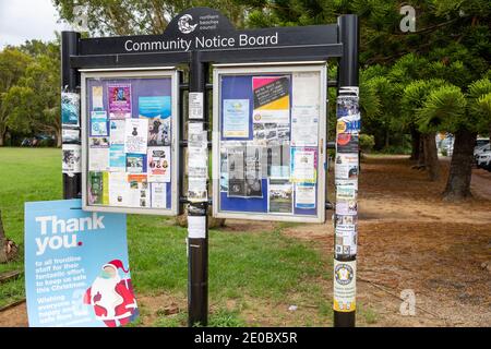 Avalon Beach Sydney mit einer Weihnachts-Dankesnachricht an personal vor ort, um Menschen während des COVID 19-Ausbruchs sicher zu halten An den nördlichen Stränden Stockfoto