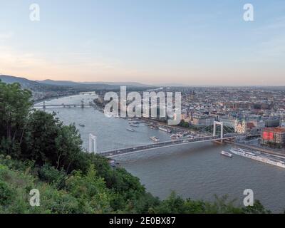 Nachmittagsansicht der elisabethbrücke von der zitadelle in budapest, ungarn Stockfoto