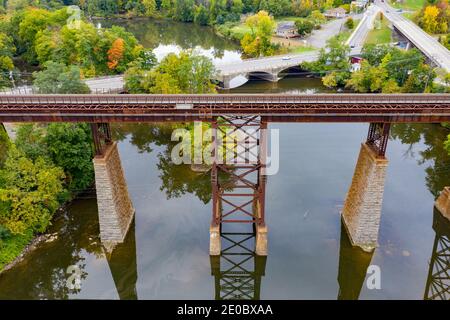 Luftaufnahme der CSX - Catskill Creek Bridge in Catskill, New York. Stockfoto