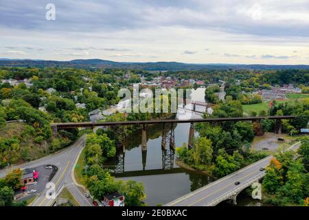 Luftaufnahme der CSX - Catskill Creek Bridge in Catskill, New York. Stockfoto