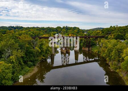 Luftaufnahme der CSX - Catskill Creek Bridge in Catskill, New York. Stockfoto