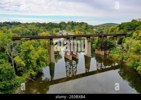 Luftaufnahme der CSX - Catskill Creek Bridge in Catskill, New York. Stockfoto