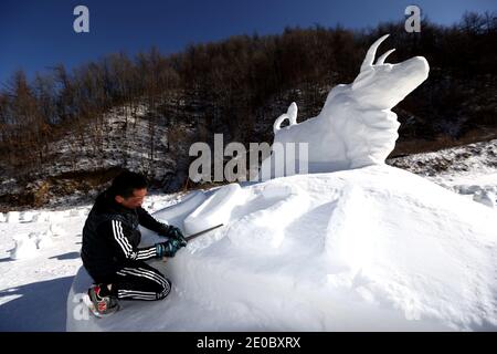 China. Dezember 2020. Henan, CHINA-Mitarbeiter des Skigebiets Funiu Mountain in Luanchuan, Provinz Henan, verbringen zwei Tage, um am 30. Dezember 2020 100 Schneekühe in verschiedenen Formen im Schnee zu bauen, um das Kommen des Jahres 2021 zu begrüßen.Sie hoffen, all das Unglück im Jahr 2020 mit weißem Schnee zu schmelzen und die 2020 zu verlassen, Das neue Jahr ist gekommen, ich glaube, dass alle guten Dinge irgendwann kommen werden.Sie nutzen diese besondere Art, um Segen für das kommende Jahr des Ochsen zu senden, in der Hoffnung, dass alle im neuen Jahr gesegnet werden. Quelle: SIPA Asia/ZUMA Wire/Alamy Live News Stockfoto