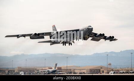 Handout-Datei Foto vom 9. März 2020 einer B-52 Stratofortress von Barksdale Air Force Base, La., hebt von Nellis Air Force Base, Nev., am Anfang der Roten Flagge 20 ab. Die Vereinigten Staaten flogen am Mittwoch zum zweiten Mal in diesem Monat strategische Bomber über den Persischen Golf, eine Show der Kraft, die den Iran davon abhalten sollte, amerikanische oder alliierte Ziele im Nahen Osten anzugreifen. US Air Force Foto von Staff Sgt. Philip Bryant über ABACAPRESS.COM Stockfoto