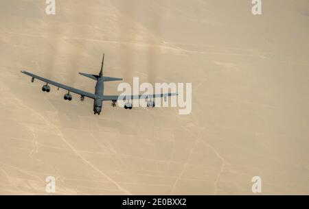 Handout-Datei Foto vom 18. Juli 2017 einer B-52 Stratofortress nähert sich einem 340. Expeditionary Air Betanking Squadron KC-135 Stratotanker während eines Fluges zur Unterstützung der Operation inhärent Resolve. Die Vereinigten Staaten flogen am Mittwoch zum zweiten Mal in diesem Monat strategische Bomber über den Persischen Golf, eine Show der Kraft, die den Iran davon abhalten sollte, amerikanische oder alliierte Ziele im Nahen Osten anzugreifen. US Air Force Foto/Staff Sgt. Trevor T. McBride über ABACAPRESS.COM Stockfoto