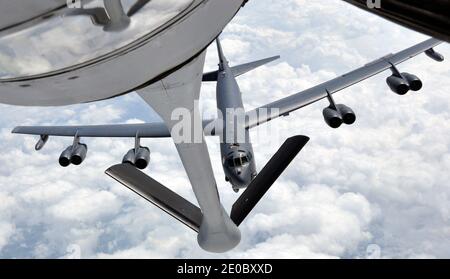 Handout-Datei Foto vom 12. Mai 2014 einer B-52 Stratofortress nähert sich dem Tanken-Boom eines KC-135 Stratotankers der 931st Air Betanking Group auf der McConnell Air Force Base, Kan., während einer Flugbetankungsübung. Die Vereinigten Staaten flogen am Mittwoch zum zweiten Mal in diesem Monat strategische Bomber über den Persischen Golf, eine Show der Kraft, die den Iran davon abhalten sollte, amerikanische oder alliierte Ziele im Nahen Osten anzugreifen. US Air Force Foto/Capt Zach Anderson über ABACAPRESS.COM Stockfoto