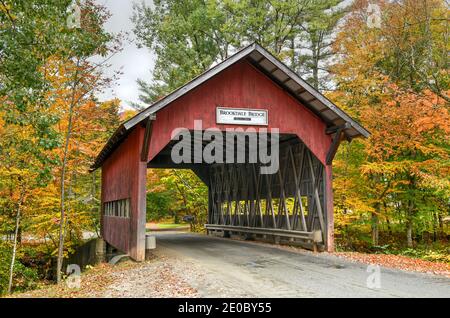 Brookdale überdachte Brücke in Stowe, Vermont während Herbstlaub über dem West Branch Little River. Stockfoto