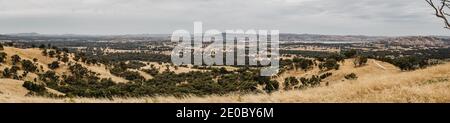 Landschaftlich schöner Blick über Wodonga, VIC vom Huon Hill Lookout aus gesehen. Stockfoto