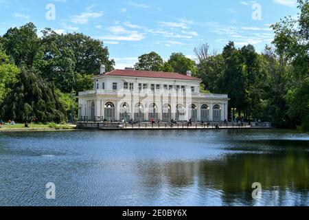 Brooklyn, New York - 20. Sep 2020: Historisches Bootshaus am See im Prospect Park in Brooklyn, NYC, erbaut 1905. Stockfoto