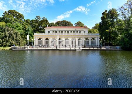 Brooklyn, New York - 20. Sep 2020: Historisches Bootshaus am See im Prospect Park in Brooklyn, NYC, erbaut 1905. Stockfoto