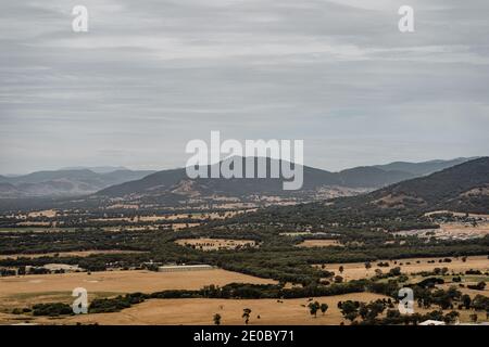 Landschaftlich schöner Blick über Wodonga, VIC vom Huon Hill Lookout aus gesehen. Stockfoto