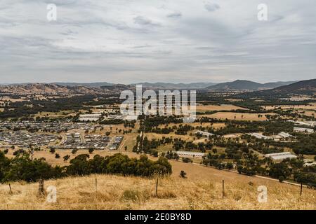 Landschaftlich schöner Blick über Wodonga, VIC vom Huon Hill Lookout aus gesehen. Stockfoto