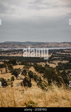 Landschaftlich schöner Blick über Wodonga, VIC vom Huon Hill Lookout aus gesehen. Stockfoto