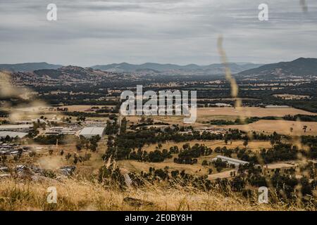 Landschaftlich schöner Blick über Wodonga, VIC vom Huon Hill Lookout aus gesehen. Stockfoto