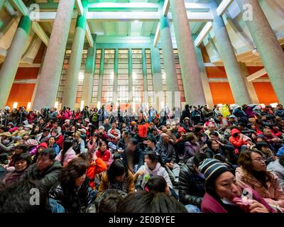 Taipei, 11. FEB 2012 - viele Menschen warten auf das Taipei Lantern Festival Stockfoto