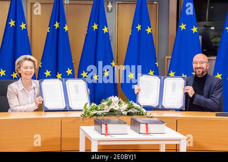 (201231) -- PEKING, 31. Dezember 2020 (Xinhua) -- der Präsident des Europäischen Rates Charles Michel (R) und die Präsidentin der Europäischen Kommission Ursula von der Leyen nehmen am 30. Dezember 2020 an einer Unterzeichnungszeremonie in Brüssel, Belgien, Teil. Charles Michel und Ursula von der Leyen unterzeichneten am Mittwoch im Namen der Europäischen Union das Handelsabkommen nach dem Brexit mit Großbritannien. (Europäische Union/Handout über Xinhua) Stockfoto