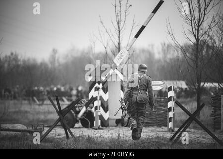 Re-Enactor gekleidet als Zweiter Weltkrieg deutscher Soldat Holding Zb-30 Light Machine Gun. Soldat mit Waffe. Deutsche militärische Munition eines Deutschen WW2 Stockfoto