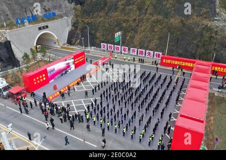 Der Abschnitt von Wencheng nach Taishun der Lining Expressway öffnet sich für den Verkehr in der Provinz Zhejiang, China, 22. Dezember 2020. 'County-to-County Expressway' hat Stockfoto