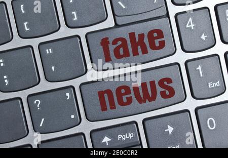 Inschrift gefälschte Nachrichten auf der Tastatur Tasten Stockfoto