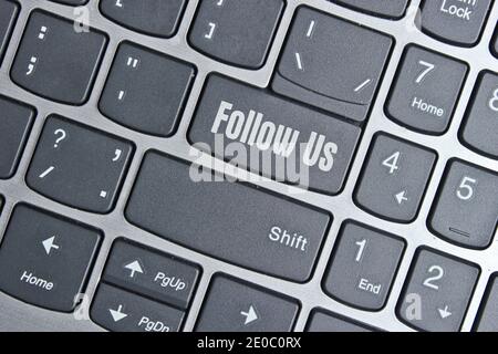 Die Beschriftung folgt uns auf den Tastaturtasten Stockfoto