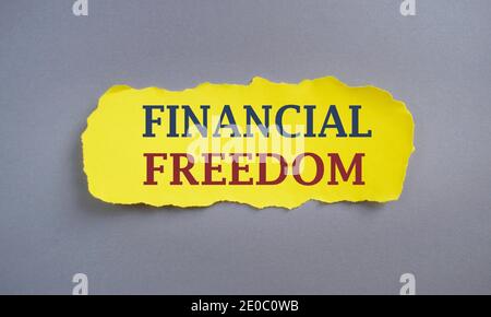 Financial Freedom Text auf gelbem Papier. Business Foto Text mit Geld frei von Sorgen, wenn es um Cash Flow kommt.Conceptual schriftlich zeigt Financi Stockfoto
