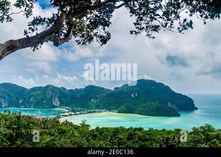 Blick auf Ko Phi Phi Insel, Krabi Provinz, Andamanensee, Thailand.türkisfarbener Strand Stockfoto