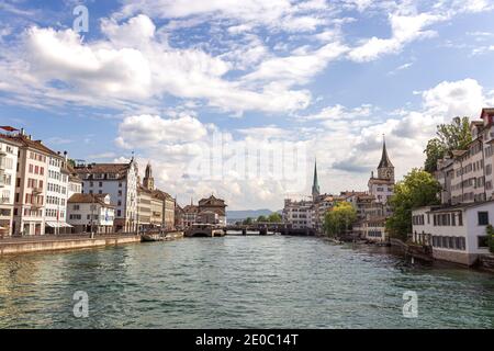 Blick auf die Zürcher Innenstadt und die Limmat in der Schweiz. Stockfoto